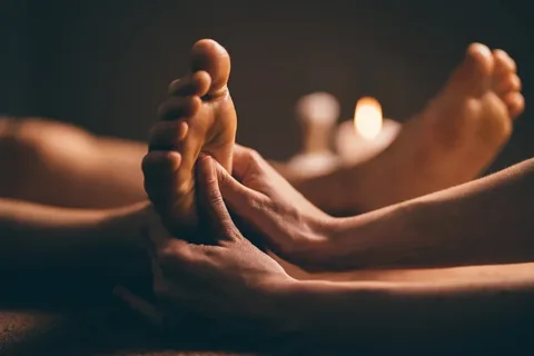 فوائد المساج بالاحجار